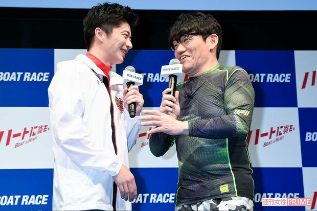 '20年1月、ボートレースの新cm発表会。飛ぶ鳥を落とす勢いの田中圭と仲よくじゃれ合うまでに　撮影／週刊女性写真班