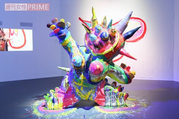 絵のほかにも大きなオブジェもたくさん展示され、中には“体験型”のアートも　撮影／高梨俊浩