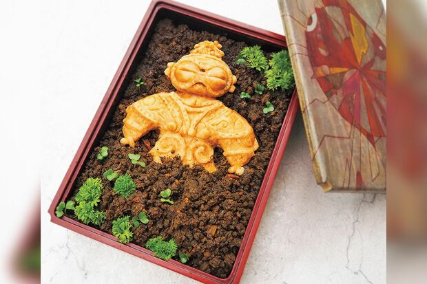 『縄文遺跡群　世界遺産登録おめでとう!!弁当』キーマカレーから土偶が出土