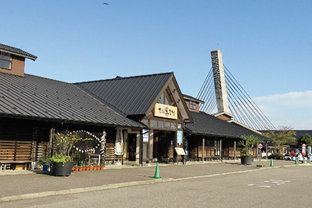 氷見市内唯一の道の駅として、観光や食文化の中心的役割を果たす