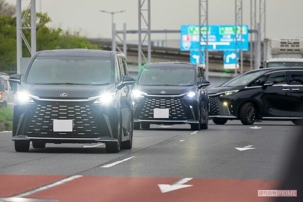 BTSメンバーを乗せたワンボックスカーが、次々に羽田空港を出発（読者提供）