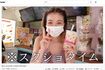 タピオカミルクティーを購入し、カメラに向かってピースする木下(本人のYoutubeより)