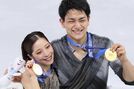 《ミラノ五輪フィギュア》坂本花織オールスター選手との自撮り、りくりゅうは衝撃の「ぶん投げショット」公開!