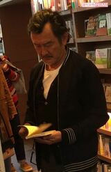 文字を読むときだけはサングラスをはずし上着のポケットに差していた