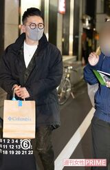 手にはファンからの差し入れとマルジェラのトートバック