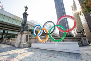 東京・日本橋に設置された五輪マークのオブジェ。街行く人々も、足を止めて記念撮影を　撮影／週刊女性写真班