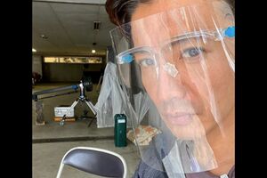 これはフェイスシールド。ドラマ『BG』撮影に臨む木村拓哉(@takuya.kimura_takより)