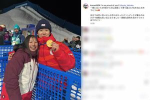 ミラノ・コルティナ五輪のスノーボード男子ハーフパイプで金メダルを獲得した戸塚優斗とのツーショットを投稿した今井胡桃さん(今井さんのインスタグラムより)