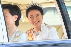 5月1日、即位関連の儀式のため皇居へ。沿道で待っていた人々に笑顔で応じられた