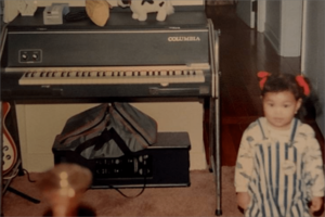 幼少のころから才能を感じさせていた娘のクリスタル・ケイ。家には楽器などもあり音楽には慣れ親しんでいた