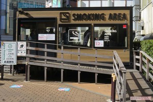 武蔵野市の吉祥寺駅前に設置された「喫煙トレーラー」