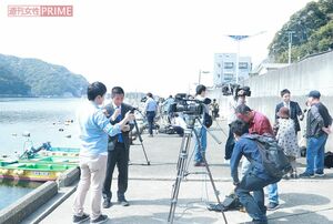 「光進丸」炎上を取材する報道機関も多く集まった