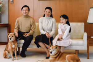 '08年2月、天皇陛下(当時皇太子さま)のお誕生日(48)。愛子さまは笑顔でリードを持たれた、愛子さま6歳、ピッピ、まり13歳(提供/宮内庁)