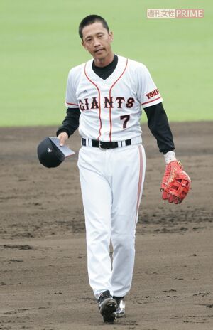 2008年の不倫騒動後、頭を丸めて読売ジャイアンツ球場に姿を現した二岡智宏