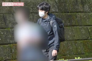 5月上旬、朝8時過ぎに徒歩で通学される悠仁さま。前後には護衛がついていた