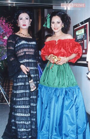 1970年ごろ、2人で食事に出かける美輪明宏さんとデヴィ夫人(夫人提供)