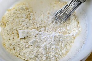 小麦粉製品はダニの温床になることも。開封後は必ず冷蔵庫へ