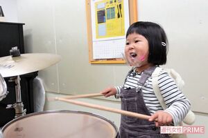 ぽるぽるちゃん、自分の身長より大きなドラムセットで見事なスティックさばきやリズム感のよさを披露