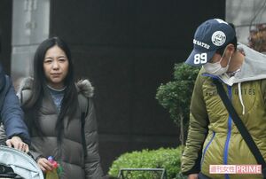 麻里や孫娘らと近所をゆっくりお散歩する関根勤（右）。仲睦まじい姿は、まさに理想の家族（'18年）