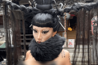 過激な露出姿で“子どもたちドン引き”の宇宙人風ファッション・インフルエンサー…