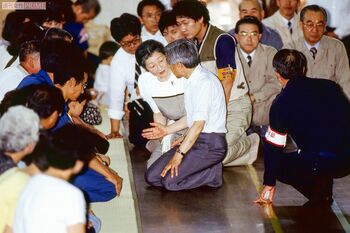 長崎県の雲仙普賢岳で噴火被害に遭った住民を励ますため、ひざをつかれて目線を合わせた上皇ご夫妻（'91年7月）