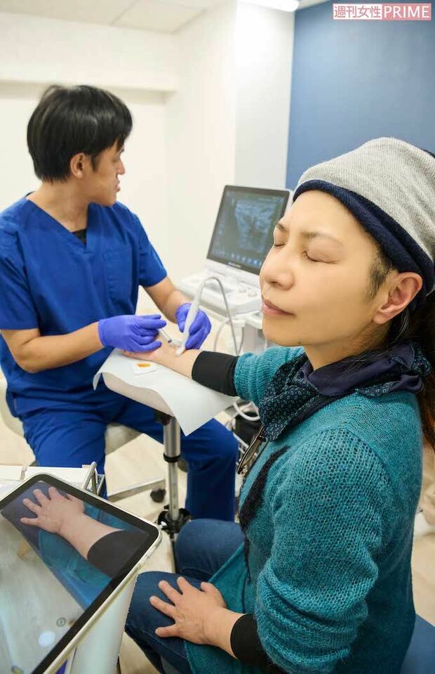 柏屋コッコさん「ぬお〜〜思ったより痛い」奥野祐次先生「薬剤が広がっていきます。熱くなってビリビリしてきますよ」