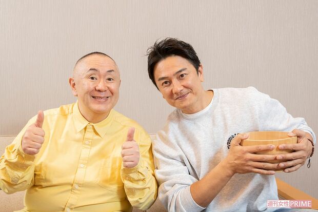 原田龍二（右）と松村邦洋（左）