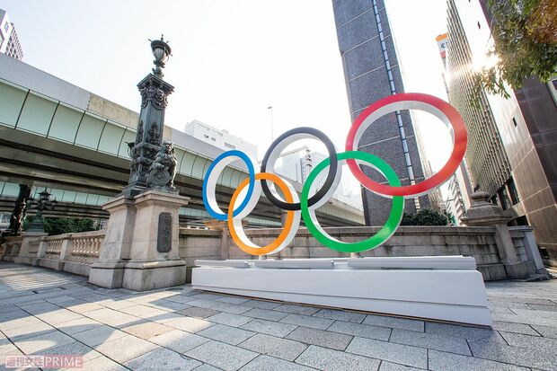 東京・日本橋に設置された五輪マークのオブジェ。街行く人々も、足を止めて記念撮影を　撮影／週刊女性写真班