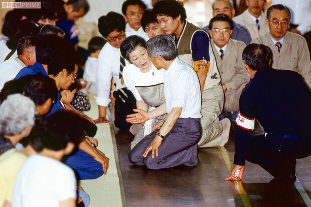 長崎県の雲仙普賢岳で噴火被害に遭った住民を励ますため、ひざをつかれて目線を合わせた上皇ご夫妻（'91年7月）