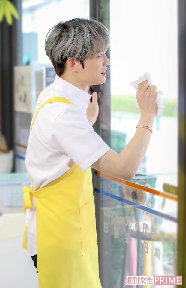 黄色いエプロンが似合うコンビニ店員のほか、韓国料理店スタッフの役も演じる　撮影／佐藤靖彦