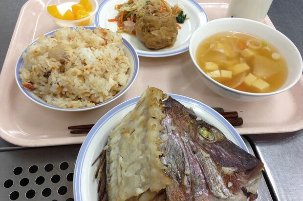 【めで鯛めし＆鯛あら汁】開校記念日に。鯛めしを炊き上げた際の“お頭”は6年生に