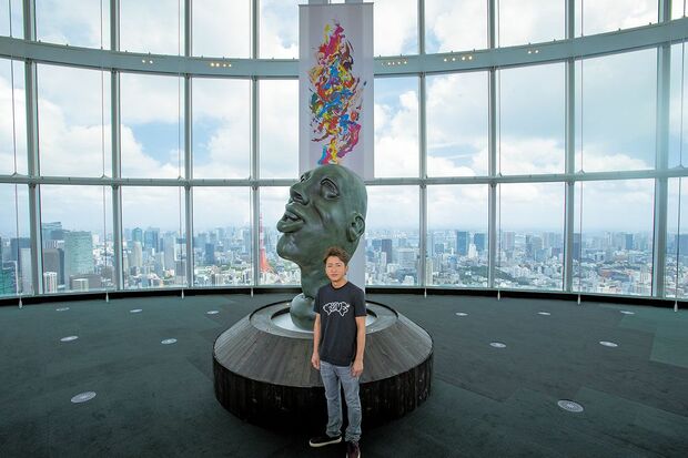 会場のエントランスにある巨大グリーンヘッドのフィギュアと7月にリリースされた米津玄師と嵐のコラボシングル『カイト』のジャケットに使用されている絵画は、撮影が可能!　（C）FEESTYLE 2020 SATOSHI OHNO EXHIBITION