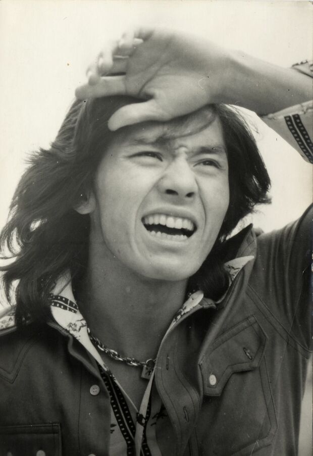 デビュー間もないころの西城さん。長髪がトレードマークだった