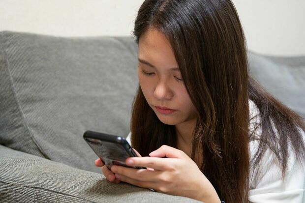 婚活アプリを利用する女性（※画像はイメージです）