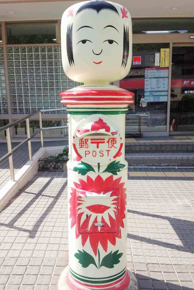 鳴子こけしで有名な宮城県・鳴子温泉郷には一見、巨大なこけしに見えるポストが。「鳴子こけしは首を回すと音が鳴るのが特徴ですが、残念ながらポストの首は回りません（笑）。どこにあるの？　と問い合わせもあり、人気スポットのひとつになっています」（担当者）写真提供／大崎市鳴子総合支所地域振興課