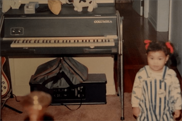 幼少のころから才能を感じさせていた娘のクリスタル・ケイ。家には楽器などもあり音楽には慣れ親しんでいた