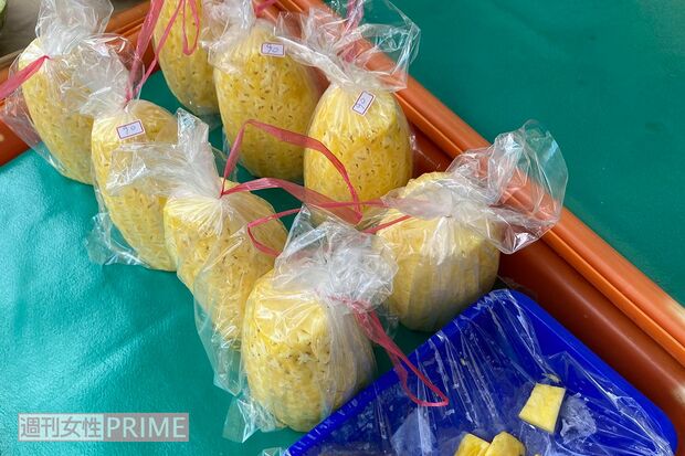 市場ではあらかじめ皮がむかれて売られている。または皮つきのものをその場でむいてもらうそう！