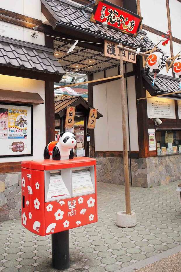 東京・浅草にある遊園地『花やしき』前にある、レトロな乗りもの・パンダカーのモチーフはとってもキュート☆　この夏、上野動物園とセットで訪れたいスポットだ。撮影／大嶺こず恵