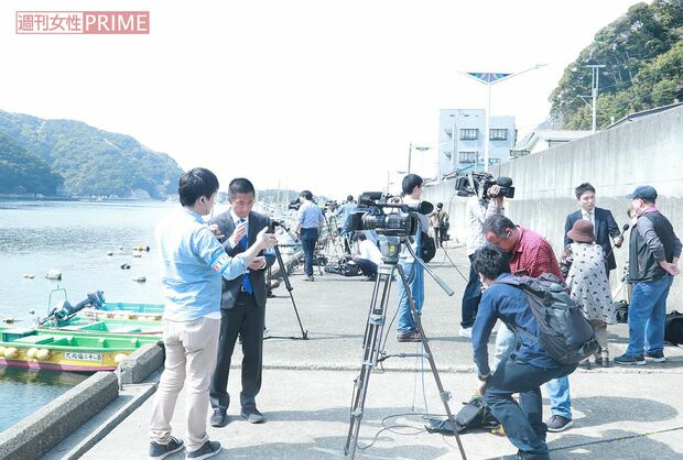 「光進丸」炎上を取材する報道機関も多く集まった