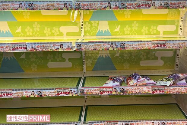 『ぷるんと蒟蒻ゼリー』も棚から在庫がなくなるほどの爆発的売れ行き（4月26日、筆者撮影）