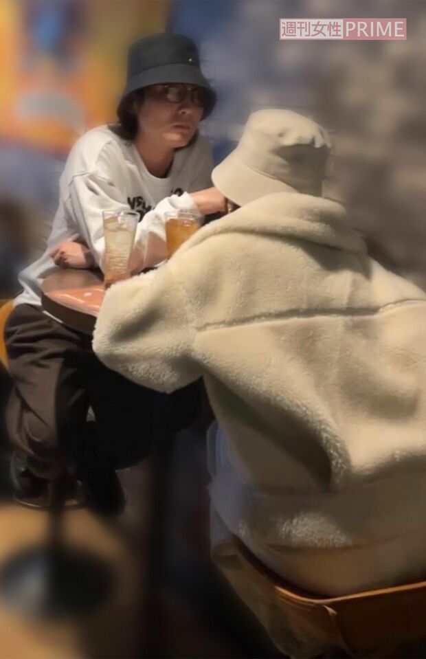 行きつけのバーで目撃された、すがちゃん最高No.1と柏木由紀(目撃者提供)