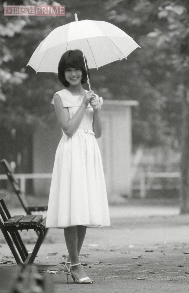 若松さんが初めて福岡で会った時の印象に近いという、ワンピース姿の清楚な聖子（1980年6月撮影）