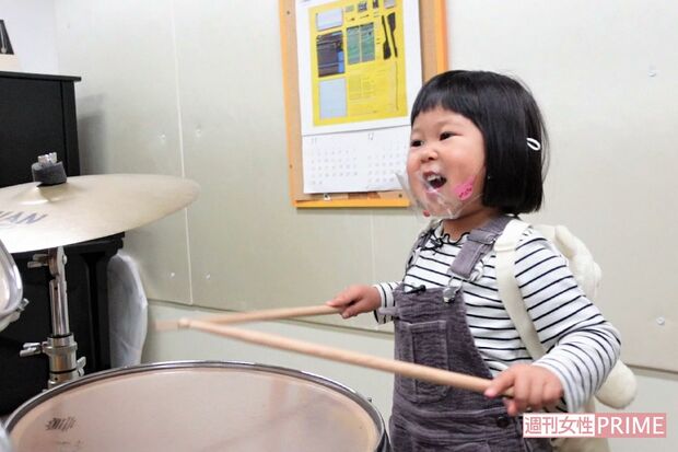 ぽるぽるちゃん、自分の身長より大きなドラムセットで見事なスティックさばきやリズム感のよさを披露