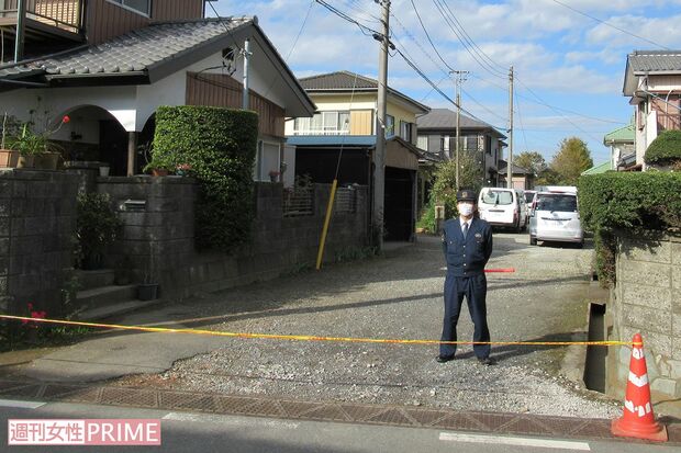 山田容子さんの自宅を家宅捜索する千葉県警。（11月20日撮影）。長男夫妻と3人で暮らしていたが、長男夫妻の目撃情報は少ない