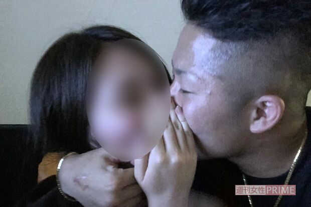 '20年8月上旬、カラオケでの1枚。2人は友人の前で堂々とキスを見せつけることもあった