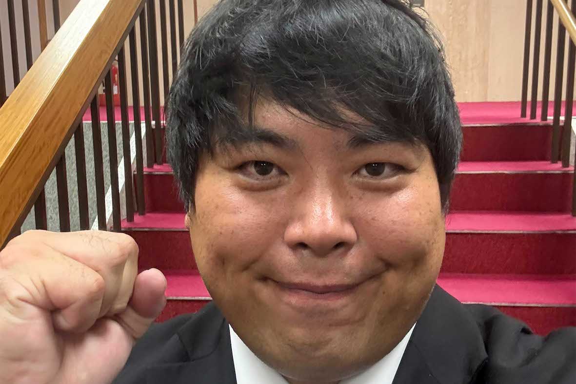 へずまりゅう氏「奈良から出て行け」国歌斉唱中の“不起立”を巡り、共産党・山村幸穂議員との泥沼応酬が勃発 | 週刊女性PRIME