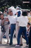 1990年10月、子どもの運動会に参加した明石家さんま