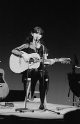 裸足で歌うステージ上の中島みゆき