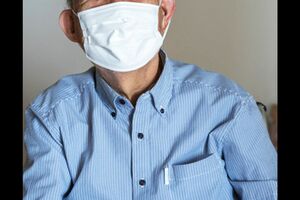 マスクをする高齢者男性　※画像はイメージです