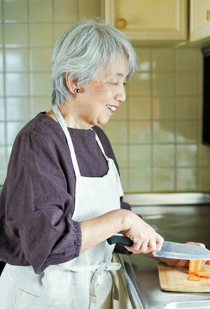 もののはずみさん/74歳のユーチューバー(チャンネル登録7.6万人)。実家の精肉店で揚げ物の知識と技術を身につけ、結婚後には揚げ物屋を営む経験をもつ。テレビの情報番組や料理本などを研究し、「つくりたい!」と思ったら夜中でもキッチンに立つほど料理好き。著書に『74歳から99歳へ元気でいて欲しいからつくるご飯』(主婦と生活社)がある。